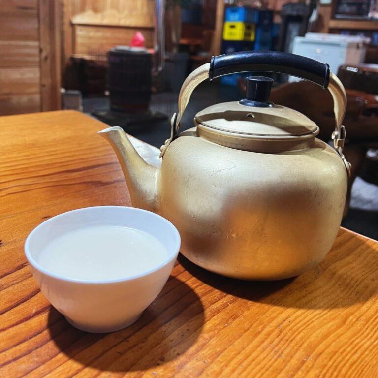 Regular Makgeolli served in Kettle and big cups