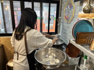 Making Gummeontteog at Baekusaeng